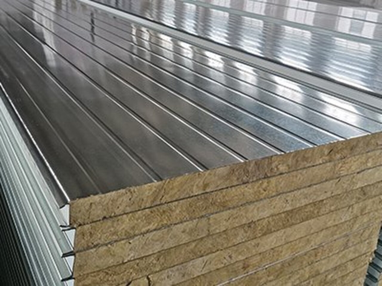 鍍鋅彩鋼巖棉夾芯板